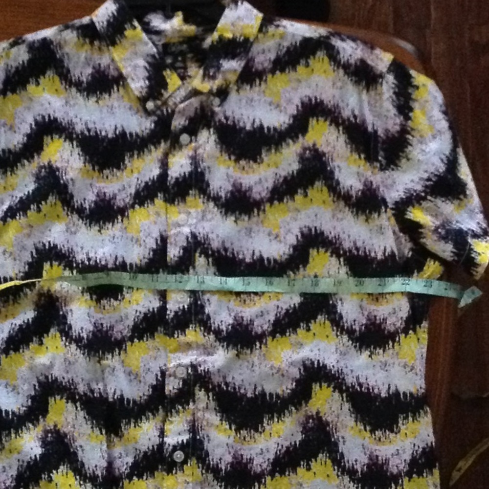 🌓 Short Sleeve Button Down 🌗 - Picture 5 of 5